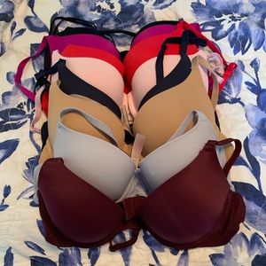 8 Victoria’s Secret and Pink Bras